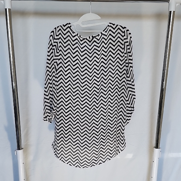 American Dream Black and White Zigzag Blouse - Picture 3 of 4